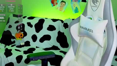 Snapshot of savage_lust_ chatting on 09.23.25 Ariel online show from 09.23.25