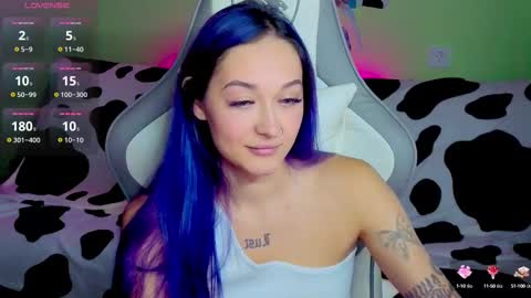 Snapshot of savage_lust_ chatting on 10.01.25 Ariel online show from 10.01.25