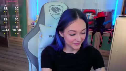 Snapshot of savage_lust_ chatting on 10.25.25 Ariel online show from 10.25.25