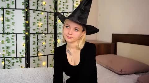 Snapshot of savannahshor chatting on 10.18.25 savannahshor online show from 10.18.25