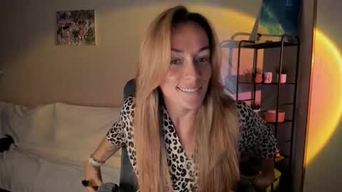 Snapshot of save_the_qween chatting on 09.26.25 save the qween online show from 09.26.25