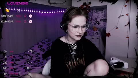 pronoun she. name Mary. age 21. online show from 01.14.25