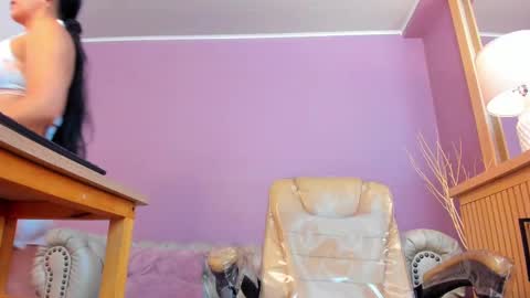 Scarlet Edwars online show from 09.17.25