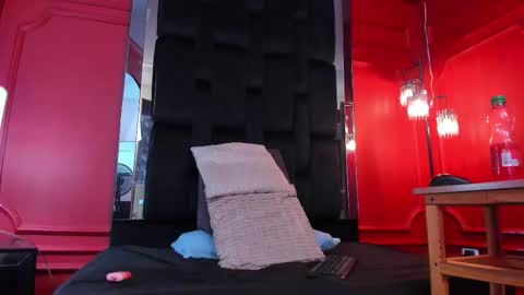 Scarlet Edwars online show from 10.09.25