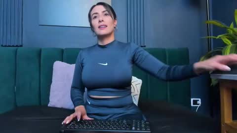 Scarlet Edwars online show from 10.14.25