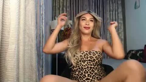 Snapshot of scarlet_ts69 chatting on 01.08.25 scarlet online show from 01.08.25