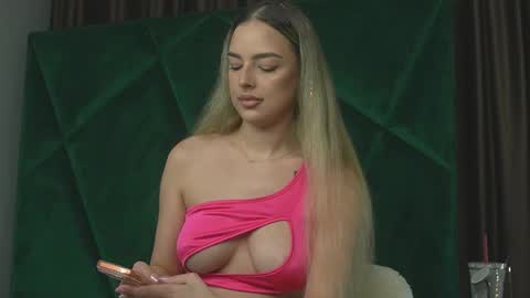 Snapshot of scarletcoles chatting on 09.23.25 Scarlet online show from 09.23.25