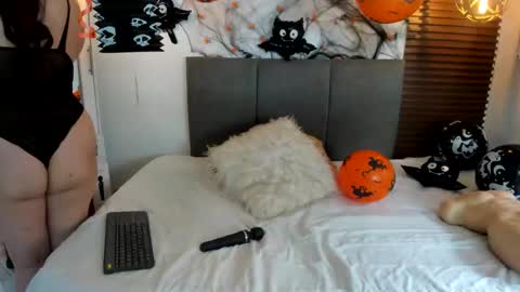 Snapshot of scarleth_swann chatting on 10.21.25 scarleth online show from 10.21.25