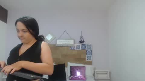 Snapshot of scarletlevis chatting on 10.03.25 scarlet  online show from 10.03.25