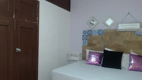 Snapshot of scarletlevis chatting on 10.11.25 scarlet  online show from 10.11.25