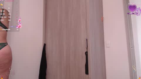 Scarlett Thumb up please help me 100 its important online show from 09.30.25