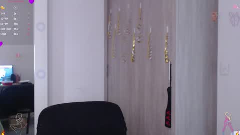 Scarlett Thumb up please help me 100 its important online show from 11.28.25