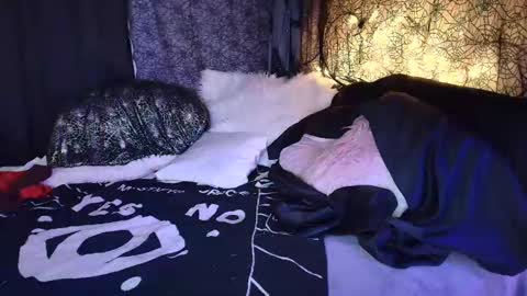 Sarah Bones online show from 01.30.25