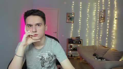 Snapshot of scooby_r chatting on 01.10.25 Thomas brunette and Alex blond online show from 01.10.25