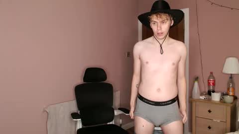 Snapshot of scottish_twink01 chatting on 09.18.25 danny online show from 09.18.25