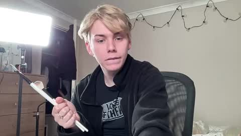 Snapshot of scottish_twink01 chatting on 09.22.25 danny online show from 09.22.25