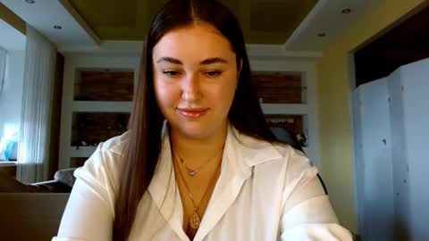 Snapshot of sea_cocktail chatting on 09.30.25 Elizabeth online show from 09.30.25