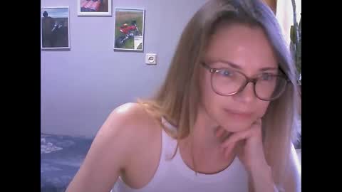 Snapshot of sea_dream chatting on 11.17.25 SEA Dream online show from 11.17.25