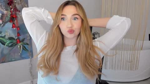 Snapshot of seaebreeze chatting on 01.12.25 Kate online show from 01.12.25