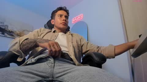 Snapshot of sebastianortizm chatting on 01.13.25 Lucian Sinclair online show from 01.13.25