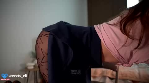 Snapshot of secrets_eli chatting on 11.01.25 Eliz online show from 11.01.25