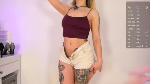 Snapshot of seductive_ava chatting on 09.11.25 Ava   online show from 09.11.25