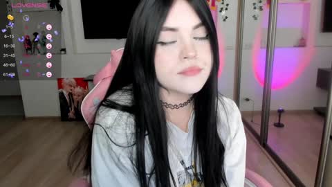 Snapshot of selena___cute chatting on 12.12.24 Selena online show from 12.12.24