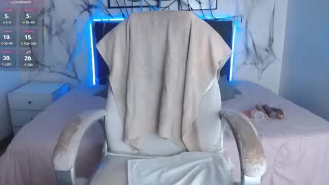 Snapshot of selena_hotmilf chatting on 10.26.25 Selena online show from 10.26.25