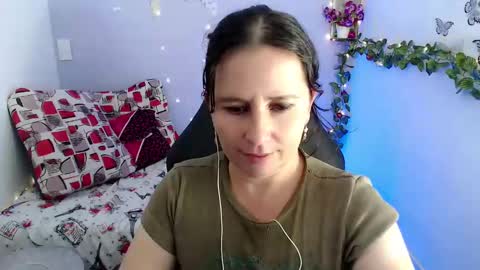 Snapshot of selene_mom chatting on 01.20.25 selene online show from 01.20.25