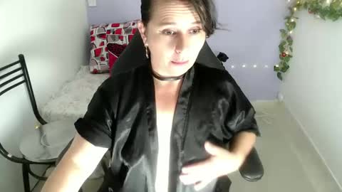 Snapshot of selene_mom chatting on 02.06.25 selene online show from 02.06.25