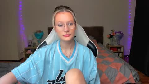 Snapshot of selfharm777 chatting on 10.18.25 Simon and Alice online show from 10.18.25