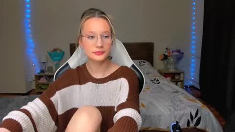 Snapshot of selfharm777 chatting on 10.26.25 Simon and Alice online show from 10.26.25