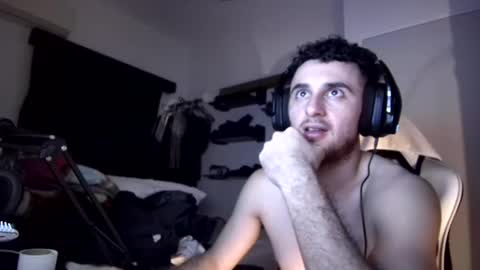 Snapshot of senitzzu chatting on 02.06.25 PAJACONTROL online show from 02.06.25