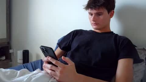 Snapshot of sensualalien chatting on 04.13.26 Cam online show from 04.13.26
