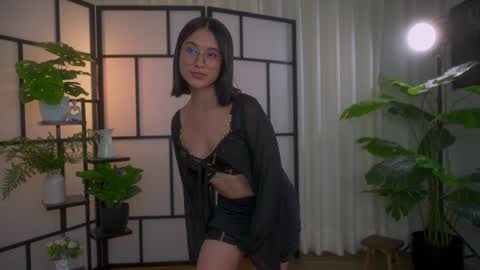 Snapshot of sensualcherry_ chatting on 01.12.25 Maria- OF sensual bee online show from 01.12.25