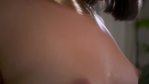 Snapshot of sensualcherry_ chatting on 02.01.25 Maria- OF sensual bee online show from 02.01.25