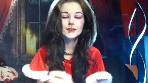 Snapshot of seraphinmunster chatting on 12.19.24 Seraphin Munster online show from 12.19.24