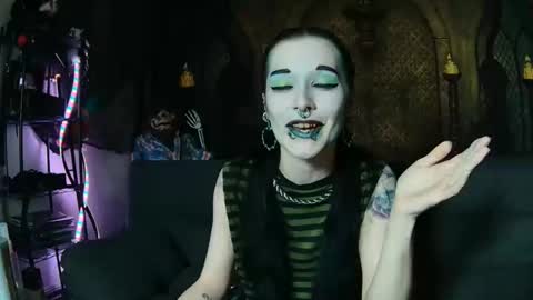 Snapshot of seraphinmunster chatting on 10.23.25 Seraphin Munster online show from 10.23.25