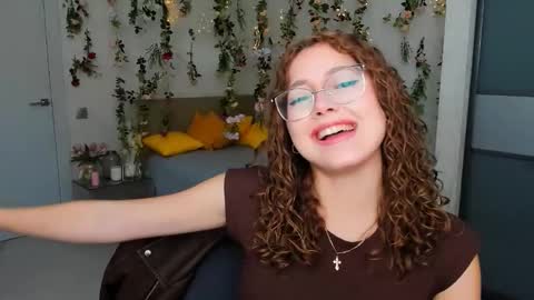 Snapshot of sereneflame chatting on 09.19.25 Ophelia online show from 09.19.25