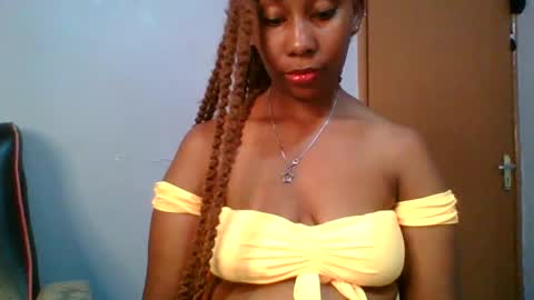Snapshot of sexie_curvie chatting on 02.01.25 Maggie online show from 02.01.25
