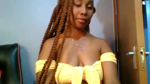 Snapshot of sexie_curvie chatting on 02.05.25 Maggie online show from 02.05.25