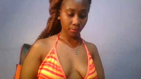 Snapshot of sexie_curvie chatting on 02.08.25 Maggie online show from 02.08.25