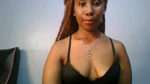 Snapshot of sexie_curvie chatting on 02.11.25 Maggie online show from 02.11.25
