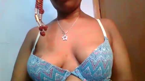 Snapshot of sexie_curvie chatting on 02.15.25 Maggie online show from 02.15.25