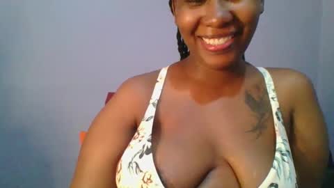 Snapshot of sexie_curvie chatting on 09.12.25 Maggie online show from 09.12.25