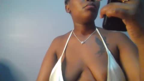 Snapshot of sexie_curvie chatting on 09.16.25 Maggie online show from 09.16.25