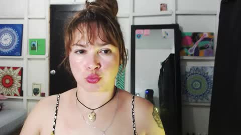 Snapshot of sexwwoman chatting on 10.20.25 CHIARA online show from 10.20.25