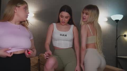 Snapshot of sexxxsirens chatting on 03.06.25 Hannah Monica Annie Andrea Eva Lina online show from 03.06.25