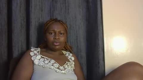 Snapshot of sexxy_amira chatting on 10.19.25 sexxy_amira online show from 10.19.25