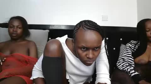 Snapshot of sexxymaya25 chatting on 10.14.25 maya online show from 10.14.25